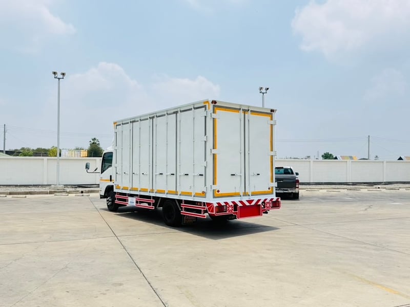 ISUZU NPR 150 แรง 6ล้อตู้เเห้ง 10 บาน