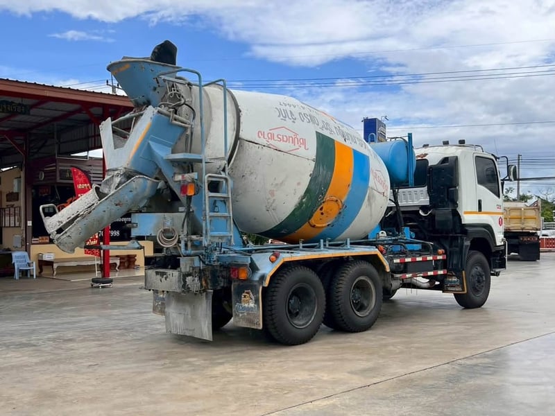 ISUZU 360 แรง โม่ปูน7คิว ปี 2557 ISUZU 360 แรง โม่ปูน7คิว ปี 2557