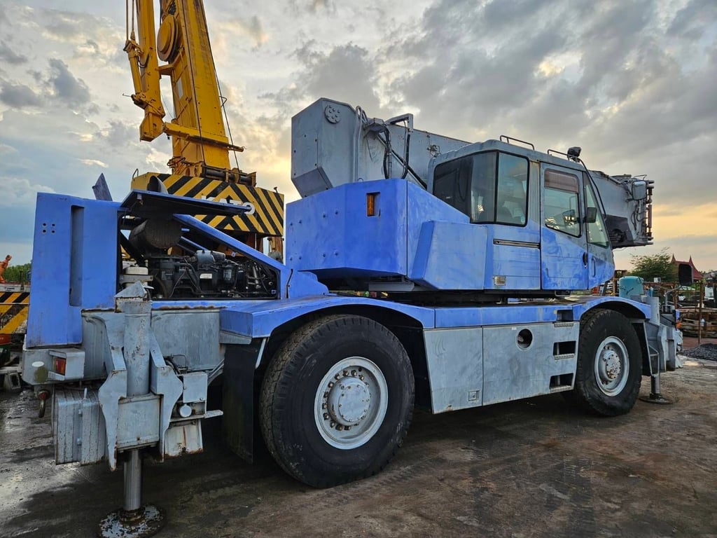 แยกขายเครนพับ ขนาด 25 ตัน ยี้ห้อ WING 250   ยืดได้ 3 ท่อน