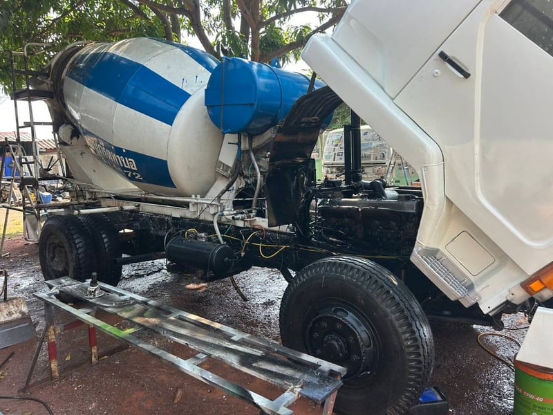 รถ 6 ล้อ Mitsubishi โม่ปูน 4 คิว