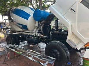 รถ 6 ล้อ Mitsubishi โม่ปูน 4 คิว