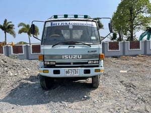 ISUZU 240 สองเพลา ร้อกกี้ 6 เกียรใหญ่ ท้ายลาด บันไดไฮดรอลิก ISUZU 240 สองเพลา ร้อกกี้ 6 เกียรใหญ่ ท้ายลาด บันไดไฮดรอลิก