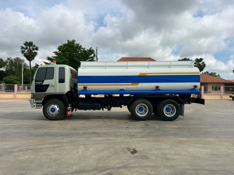 HINO FM1M 220 สองเพลา ท้ายลาด บรรทุกน้ำ  แท็งค์ใหม่