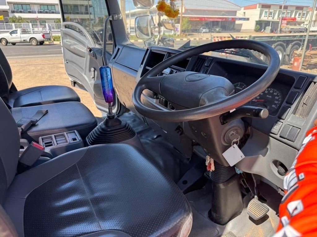 6ล้อดั้มพ์ ISUZU 210 แรง ยาว 4.0.เมตร 6ล้อดั้มพ์ ISUZU 210 แรง ยาว 4.0.เมตร