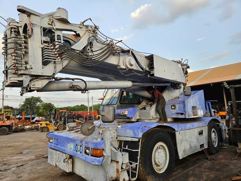 4ล้อเครน ขนาด 25 ตัน ยี้ห้อ WING 250 ยืดได้ 3 ท่อน  ไมล์ ชม 1586