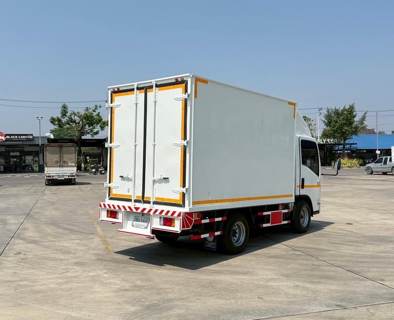 ISUZU NLR 130 แรง 4ล้อตู้แห้ง
