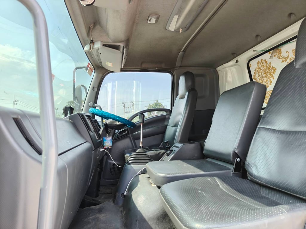 ISUZU  FTR 240 MT ตู้แห้งตู้ 10 บาน  ยาวใน 7.55 เมตร