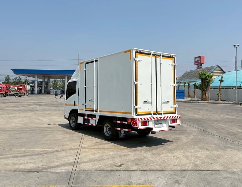 ISUZU NLR 130 ตู้แห้ง 3 บาน
