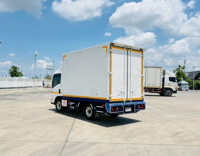 ISUZU NLR 130 ตู้แห้ง 2 บาน ปี 2565 ISUZU NLR 130 ตู้แห้ง 2 บาน ปี 2565