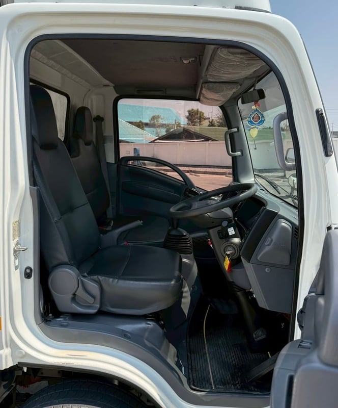 ISUZU NLR 130 ตู้แห้ง 3 บาน