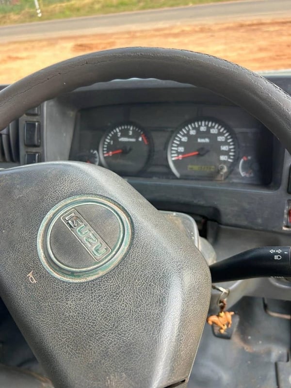 ISUZU NMR 130 ติดเครน 2.3ตัน 6 ล้อพื้นเรียบ ISUZU NMR 130 ติดเครน 2.3ตัน 6 ล้อพื้นเรียบ