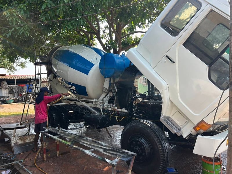 รถ 6 ล้อ Mitsubishi โม่ปูน 4 คิว