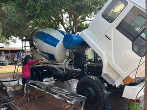 รถ 6 ล้อ Mitsubishi โม่ปูน 4 คิว