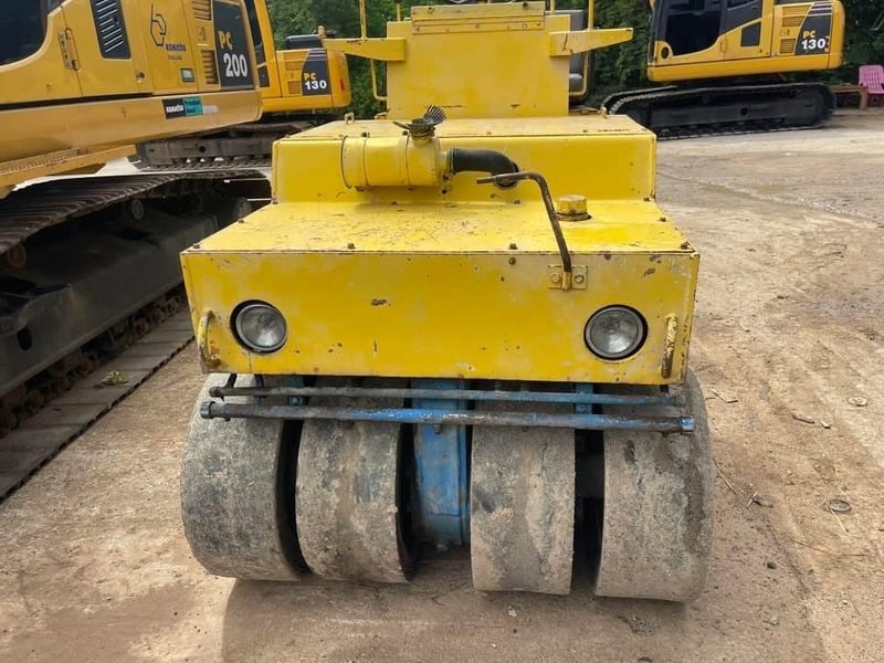 รถบดซาไก ล้อยาง 4 ตัน  สภาพคล่องตัว