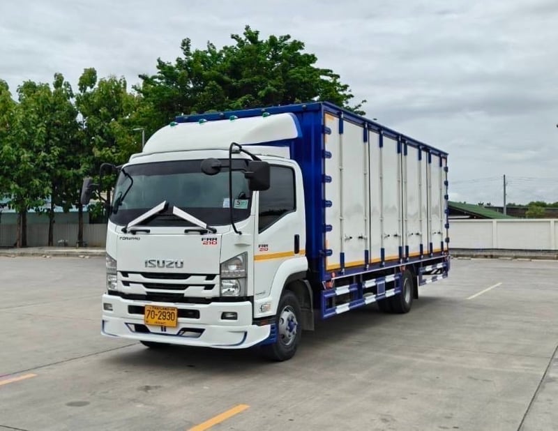 ISUZU FRR 210 แรง ตู้แห้ง 10 บาน   ยาวใน 7.43 เมตร ยางใหม่  ไมล์ 167,328 กิโล