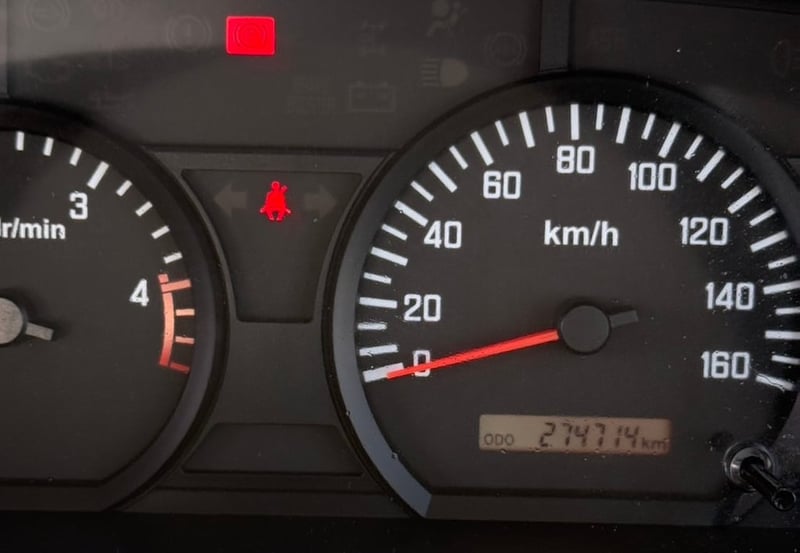 ISUZU NLR 130 ตู้แห้ง 2 บาน ISUZU NLR 130 ตู้แห้ง 2 บาน
