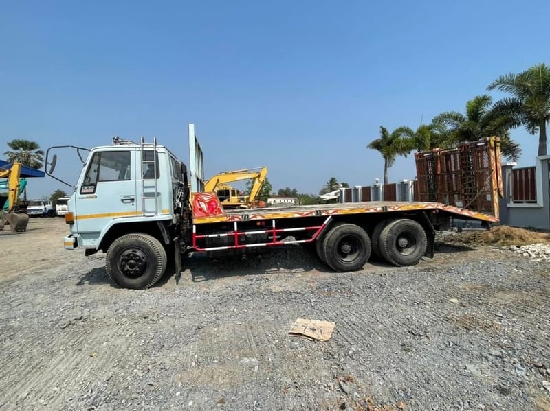 ISUZU 240 สองเพลา ร้อกกี้ 6 เกียรใหญ่ ท้ายลาด บันไดไฮดรอลิก ISUZU 240 สองเพลา ร้อกกี้ 6 เกียรใหญ่ ท้ายลาด บันไดไฮดรอลิก