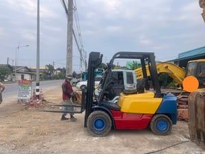 โฟล์คลิฟท์ 3 ตัน ดีเซล เสาทูฟรีเข้าตู้ เครื่องดีระบบพร้อมใช้ โฟล์คลิฟท์ 3 ตัน ดีเซล เสาทูฟรีเข้าตู้ เครื่องดีระบบพร้อมใช้