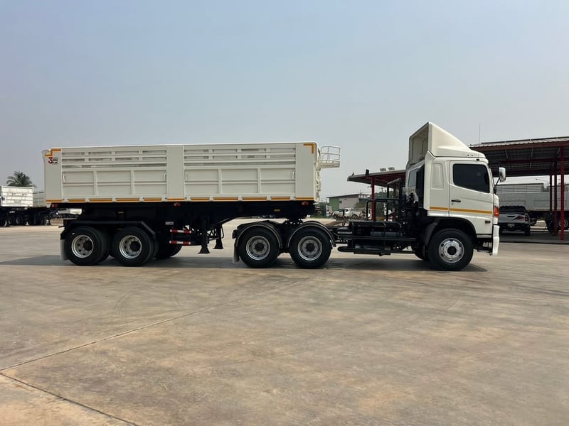 FM2P 380 หัวลากพร้อมหางเซมิดัมพ์ สามมิตร