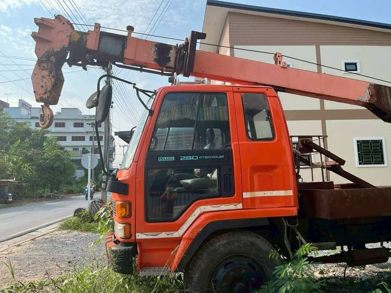 isuzu หกล้อติดเครนยี่ห้อ ทานาโด เครื่อง 145 แรงเครื่อง 6 BB 1