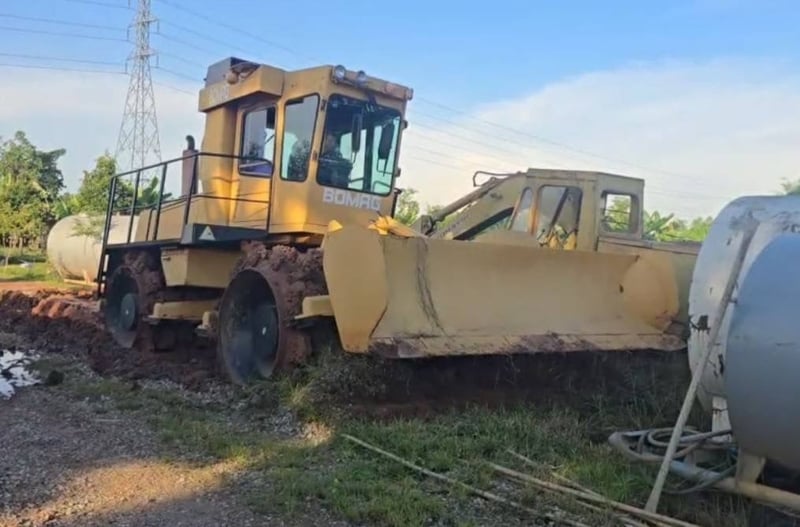 BOMAX รุ่น BC571RB (ตีนแกะ) ขนาด 26 ตัน  เก๋งแอร์เย็น 