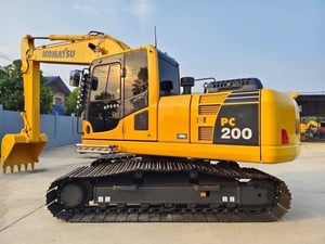 Komatsu PC200 -8MO ไมล์ ชม 11000  กล้องหลัง  