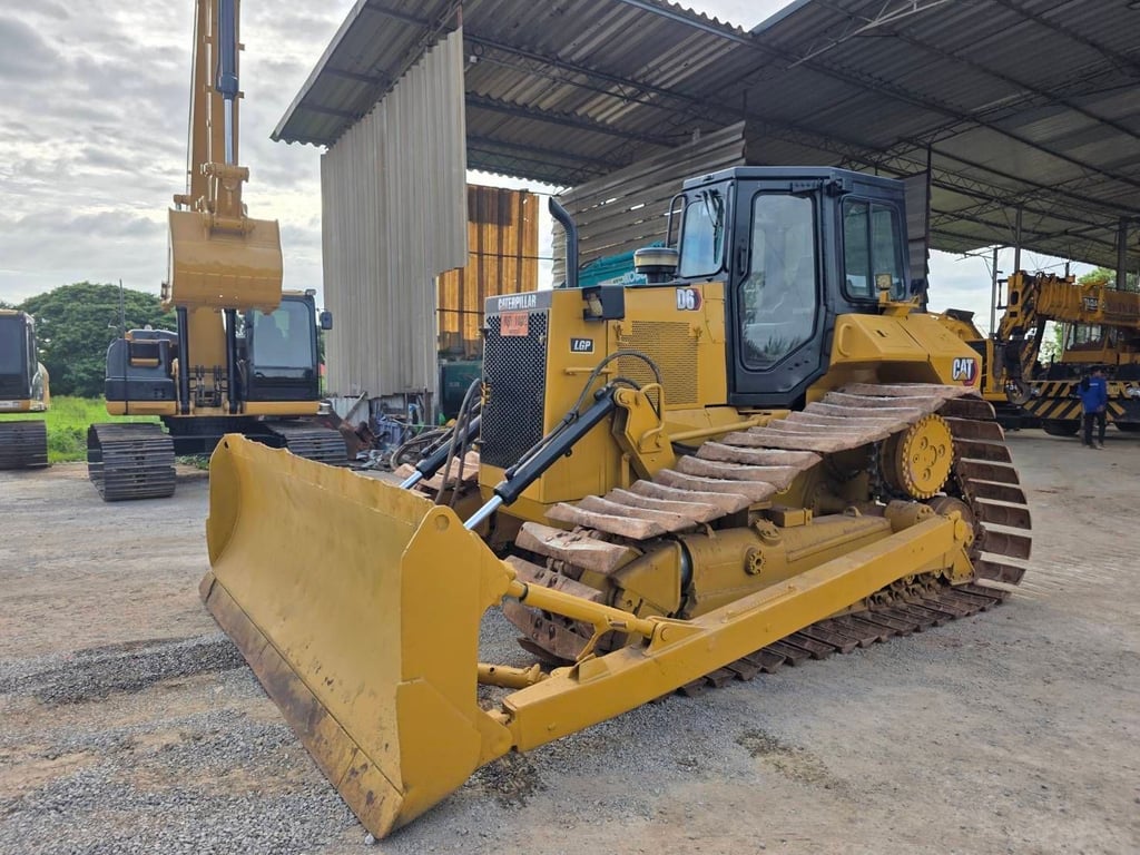 แทรกเตอร์ D6M ช่วงล่างดี เก๋งแอร์ แทรกเตอร์ D6M ช่วงล่างดี เก๋งแอร์