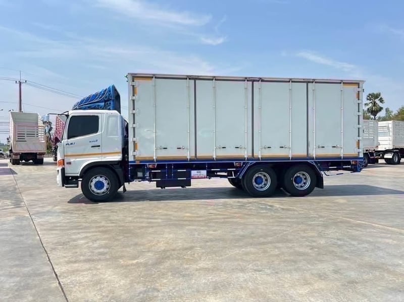 HINO FL8J 260 ตู้แห้ง 10 บาน ไมล์ 204,392 กิโล HINO FL8J 260 ตู้แห้ง 10 บาน ไมล์ 204,392 กิโล
