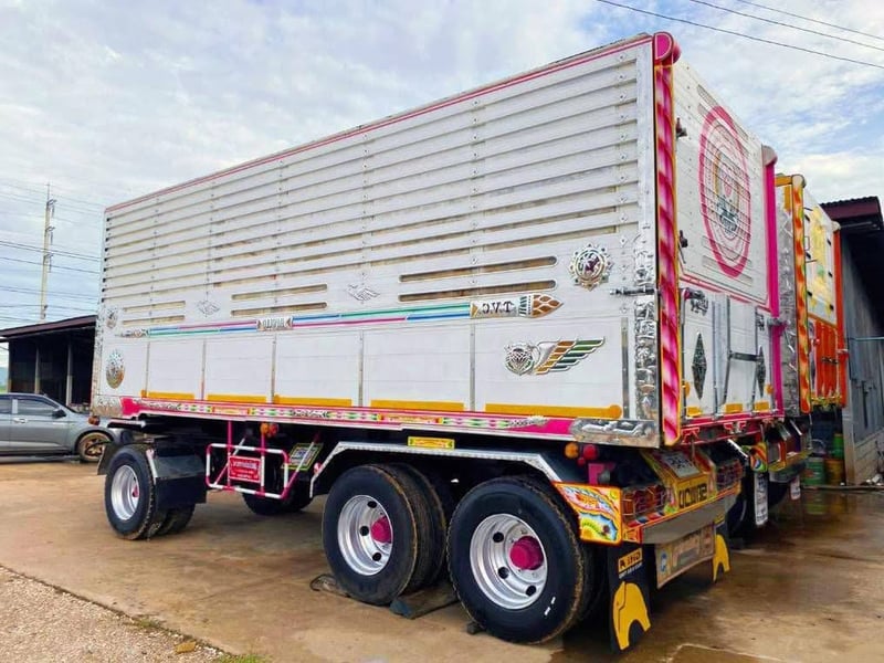 ลูกพ่วงดั้ม 3 คานแท้ๆ   ยาว 7 ม. สูง 2.20 ม.กว้าง 2.50 ม. อู่ ธวัชชัย   ปี 2557