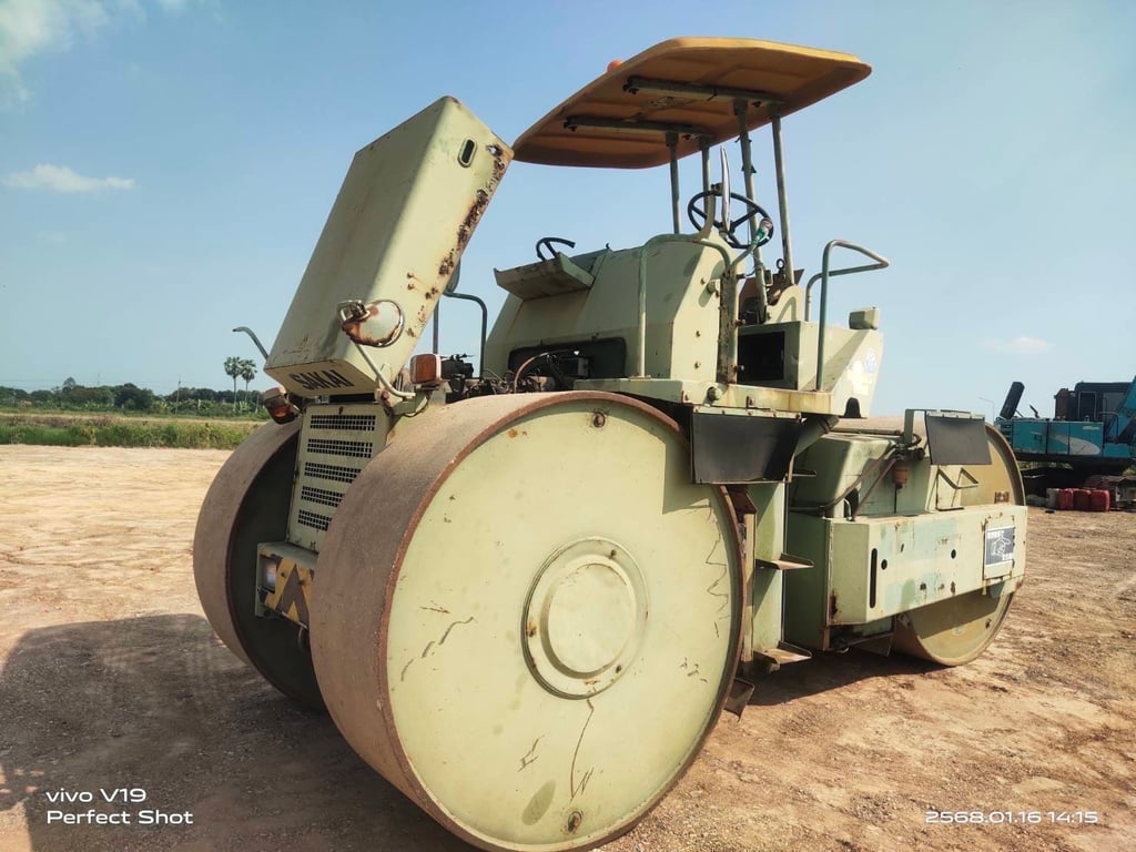 SAKAI R2  รถบด สามล้อเหล็ก