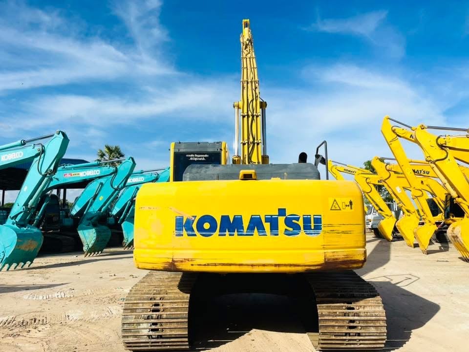 Komatsu PC200LC-8MO บูมยาว18 เมตร จอเหลือง รถ? Komatsu PC200LC-8MO บูมยาว18 เมตร จอเหลือง รถ?