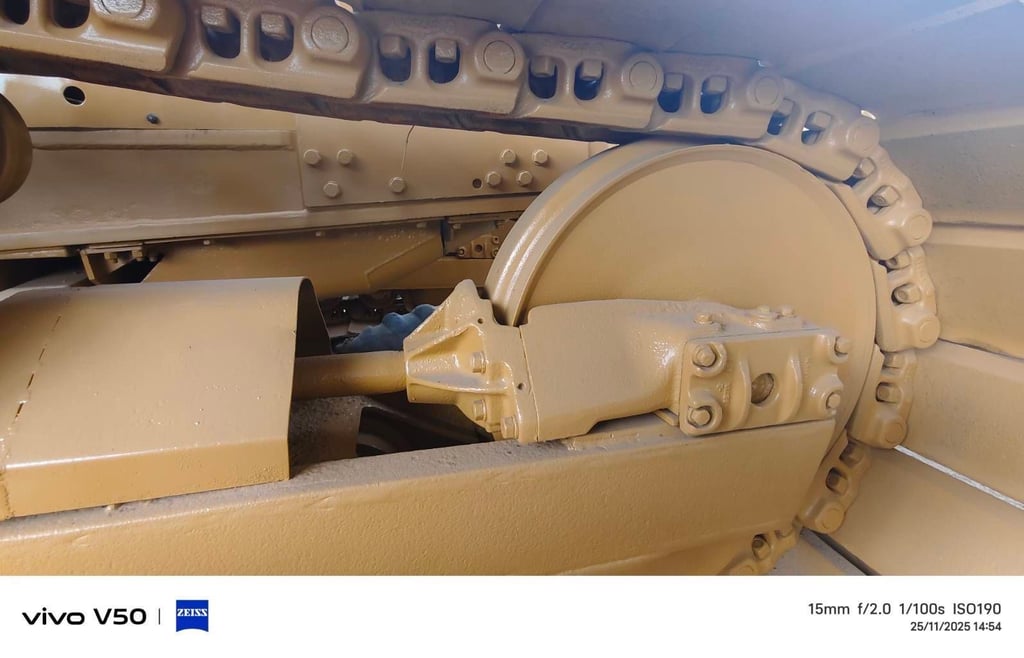 แทรกเตอร์ D5B แอร์เย็นๆ ช่วงล่างสวย แผ่นยาว 80 เซ็น โซ่สวย แทรกเตอร์ D5B แอร์เย็นๆ ช่วงล่างสวย แผ่นยาว 80 เซ็น โซ่สวย