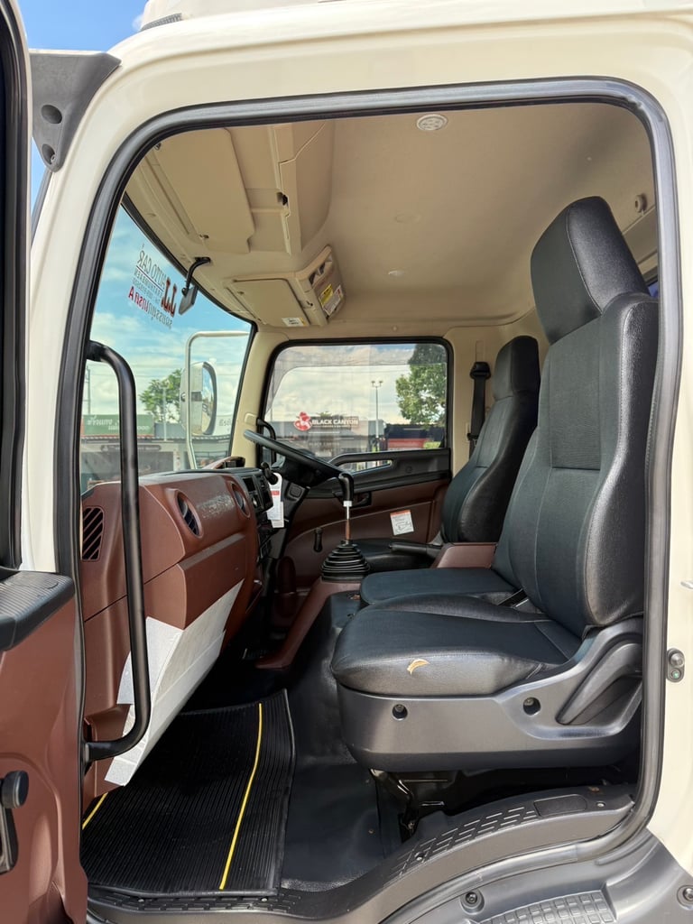 6ล้อ HINO NEW FC9J 210 เเรง กะบะเหล็ก พร้อมคอก ยาวใน 6.56 เมตร