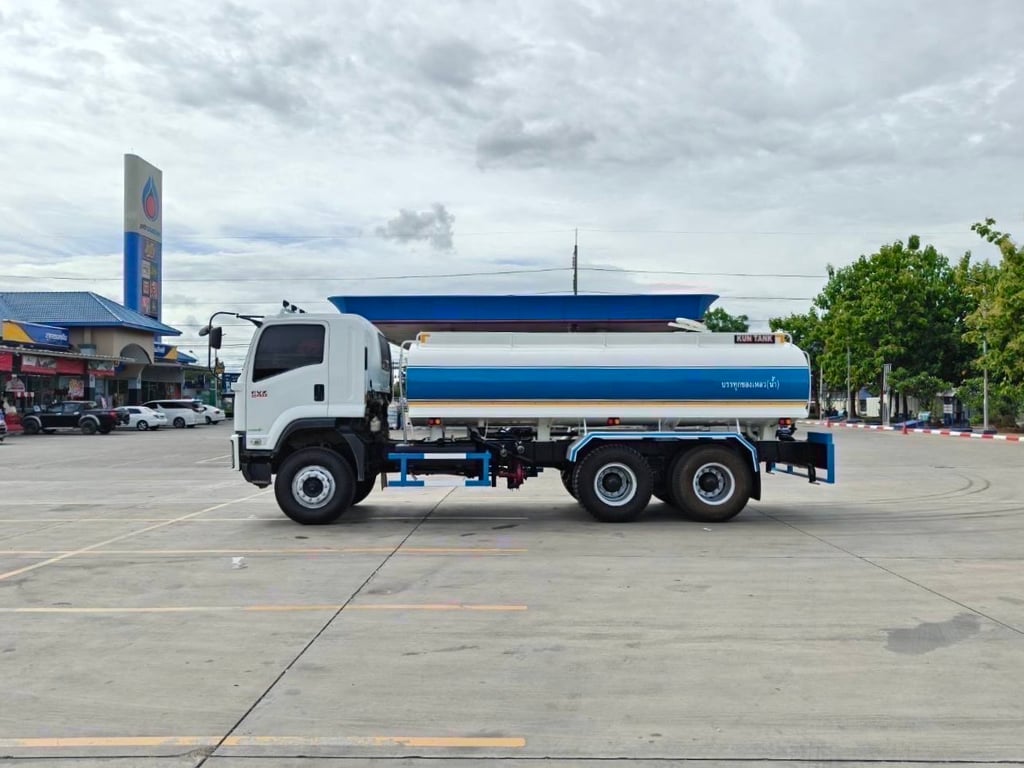 10ล้อ ISUZU  FVZ 240  สองเพลา บรรทุกน้ำ สเปย์ท้าย