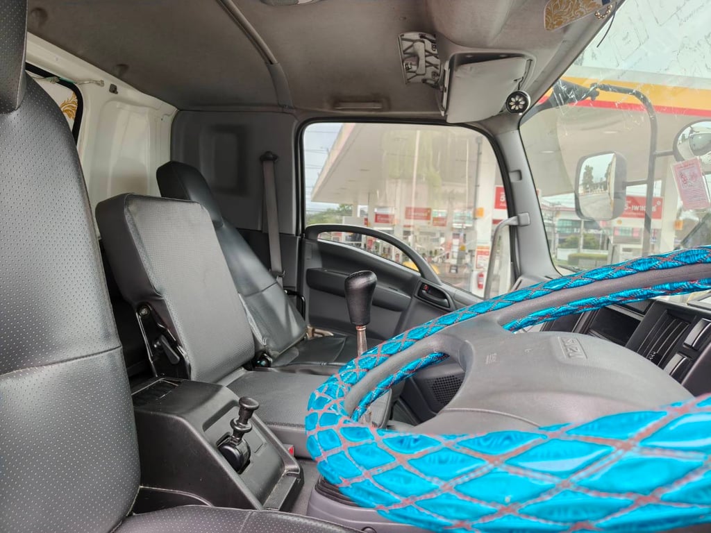 ISUZU  FTR 240 MT ตู้แห้งตู้ 10 บาน  ยาวใน 7.55 เมตร