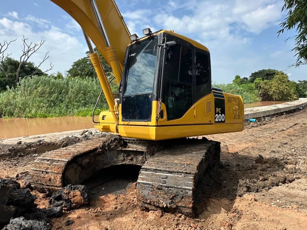 Komatsu PC200-7 ไมล์ 10,xxx ชม. ซีเรียลสูง 80856 Komatsu PC200-7 ไมล์ 10,xxx ชม. ซีเรียลสูง 80856