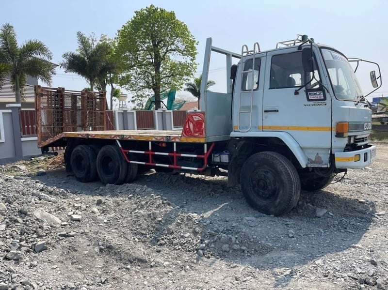 ISUZU 240 สองเพลา ร้อกกี้ 6 เกียรใหญ่ ท้ายลาด บันไดไฮดรอลิก ISUZU 240 สองเพลา ร้อกกี้ 6 เกียรใหญ่ ท้ายลาด บันไดไฮดรอลิก