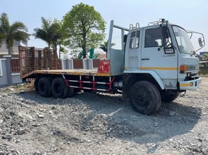 ISUZU 240 สองเพลา ร้อกกี้ 6 เกียรใหญ่ ท้ายลาด บันไดไฮดรอลิก ISUZU 240 สองเพลา ร้อกกี้ 6 เกียรใหญ่ ท้ายลาด บันไดไฮดรอลิก