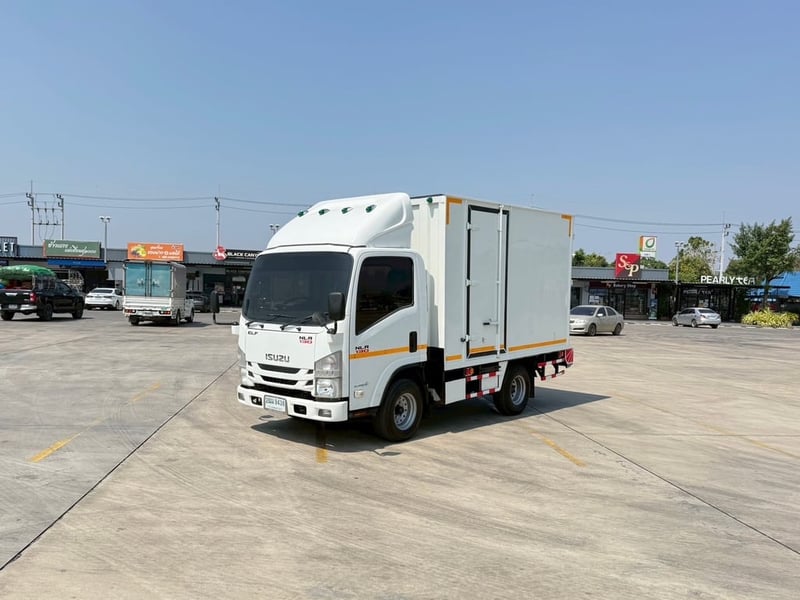 ISUZU NLR 130 แรง ตู้แห้ง 3 บาน  ยาวใน 3.20 เมตร