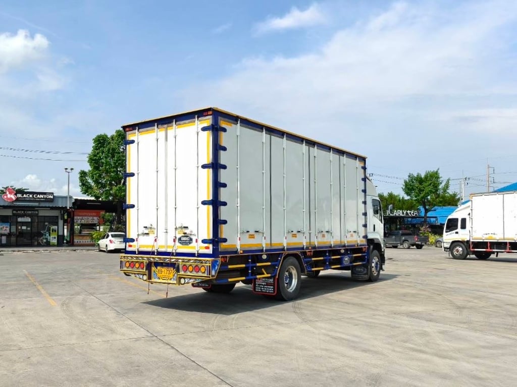 ISUZU  FTR 240 MT ตู้แห้งตู้ 10 บาน  ยาวใน 7.55 เมตร