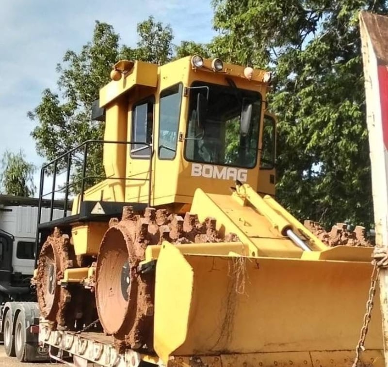 BOMAX รุ่น BC571RB (ตีนแกะ) ขนาด 26 ตัน  เก๋งแอร์เย็น 