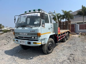 ISUZU 240 สองเพลา ร้อกกี้ 6 เกียรใหญ่ ท้ายลาด บันไดไฮดรอลิก ISUZU 240 สองเพลา ร้อกกี้ 6 เกียรใหญ่ ท้ายลาด บันไดไฮดรอลิก