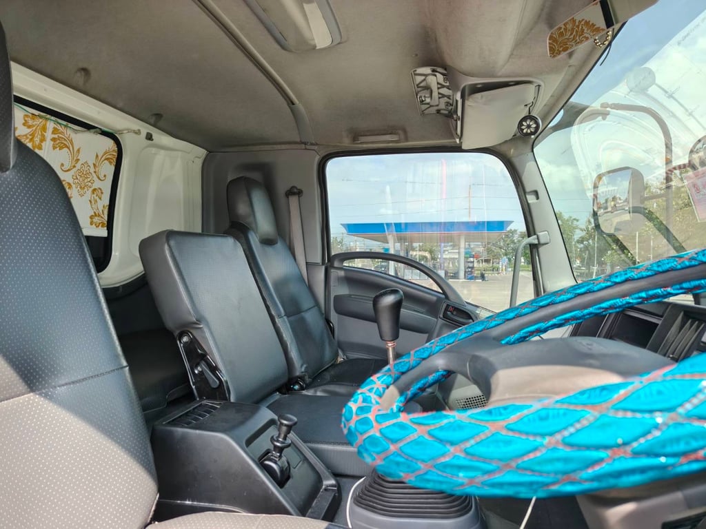 ISUZU  FTR 240 MT ตู้แห้งตู้ 10 บาน  ยาวใน 7.55 เมตร