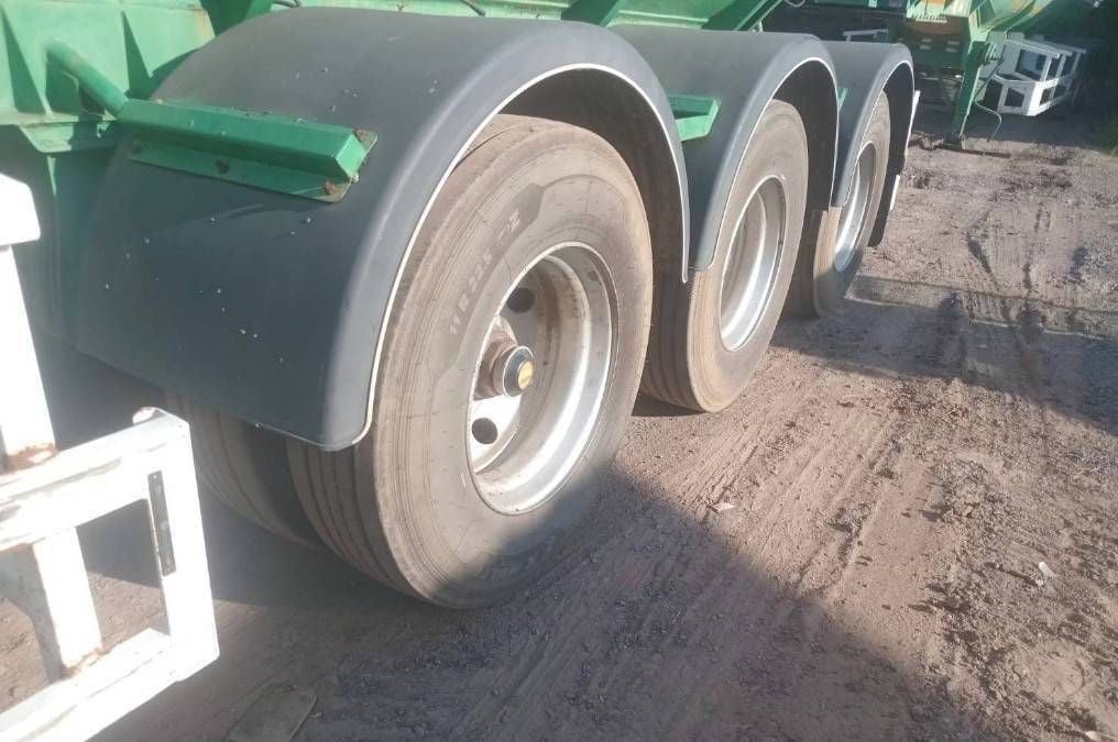 หางแท็ง สามเพลา บรรทุกกากน้ำตาน  บรรจุ 18.000 ลิตร 