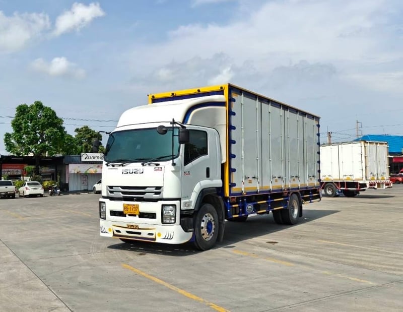 ISUZU  FTR 240 MT ตู้แห้งตู้ 10 บาน  ยาวใน 7.55 เมตร