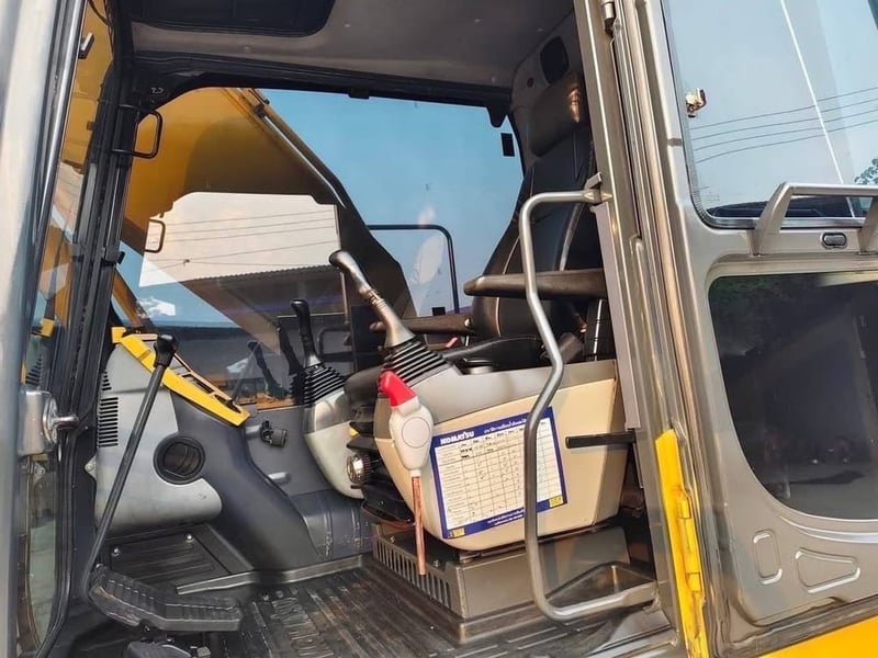 Komatsu PC200 -8MO ไมล์ ชม 11000  กล้องหลัง  