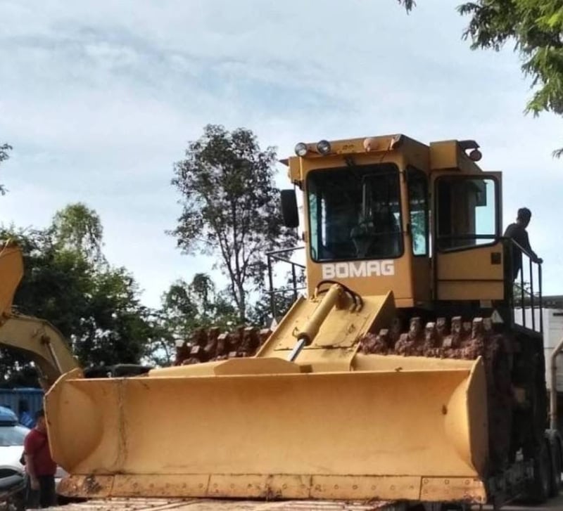 BOMAX รุ่น BC571RB (ตีนแกะ)  ขนาด 26 ตัน 