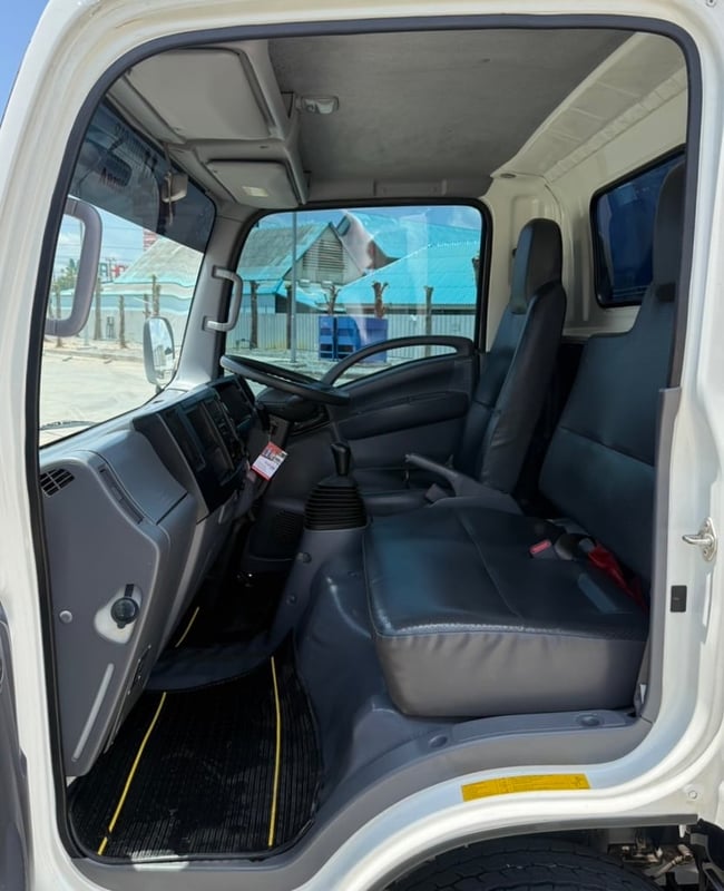 ISUZU NLR 130 ตู้แห้ง 2 บานท้าย ISUZU NLR 130 ตู้แห้ง 2 บานท้าย