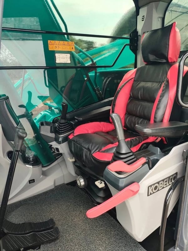 Kobelco  SK140LC-11. ไมล์ ช.ม 8000