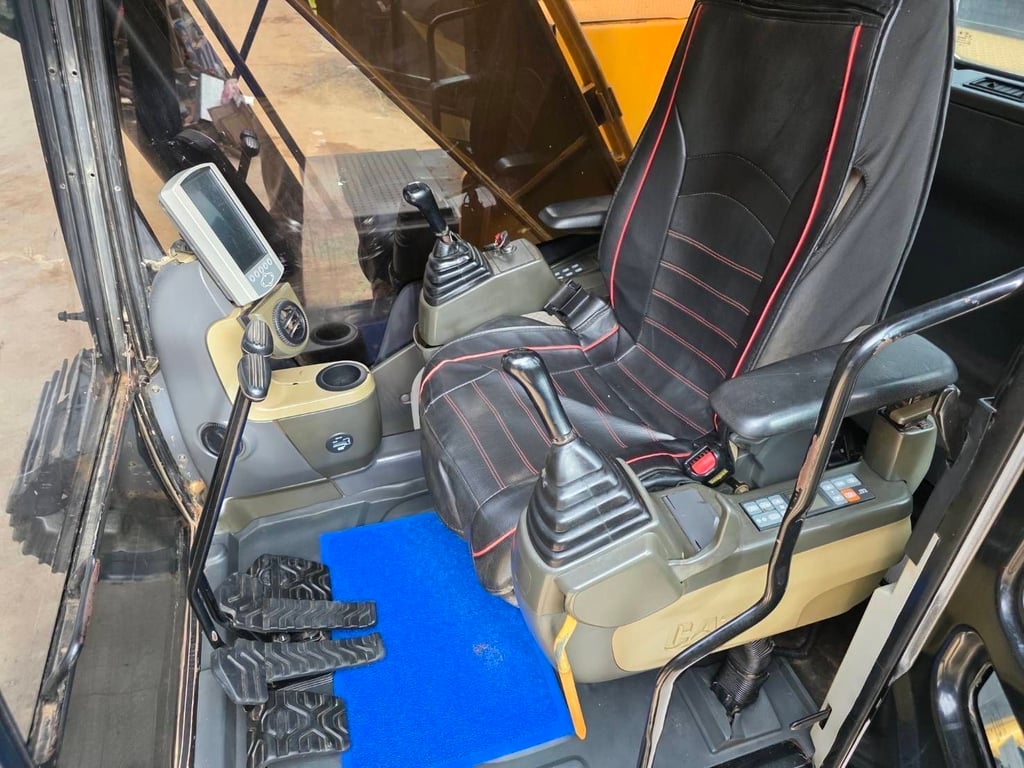 CAT320D2 ตัวเดินญี่ปุ่น ไมล์ 10,000 ชม. อิฐ CAT320D2 ตัวเดินญี่ปุ่น ไมล์ 10,000 ชม. อิฐ